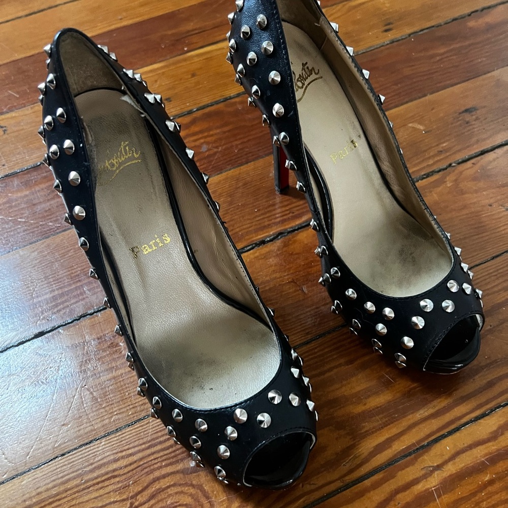 Christian Louboutin Very Prive Spikes black Napa leather Peep-Toe pumps 38